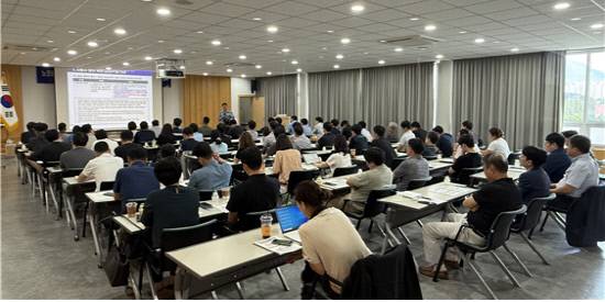 경남경영자총협회가 경남도내 기업체 실무자들이 참석한 가운데 지난달 국회를 통과한 노조법 제2·3조 개정안에 대한 설명회를 하고 있다.