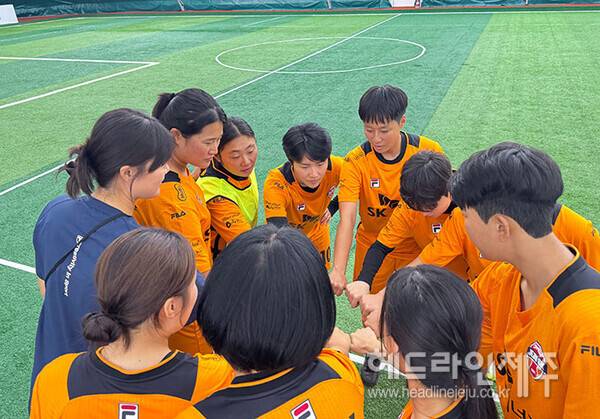 K리그 퀸컵 제주SK와 대전 하나시티즌의 경기에서 제주 선수들이 선전을 다짐하고 있다 ⓒ헤드라인제주