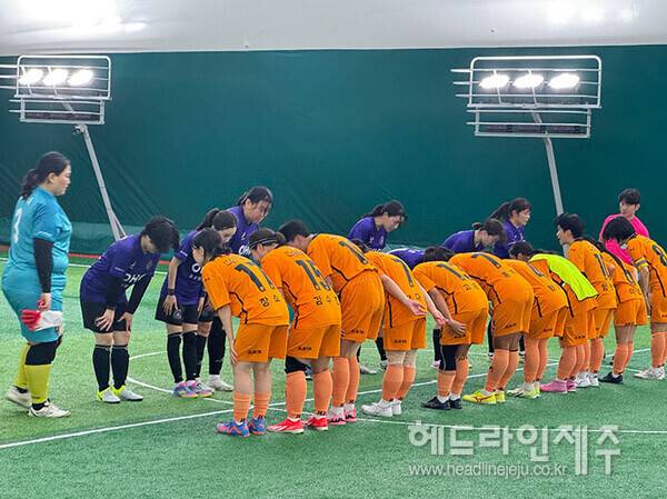 6일 춘천송암스포츠타운에서 열린 K리그 퀸컵 제주SK와 FC안양의 경기 후 양팀 선수들이 인사하고 있다 ⓒ헤드라인제주