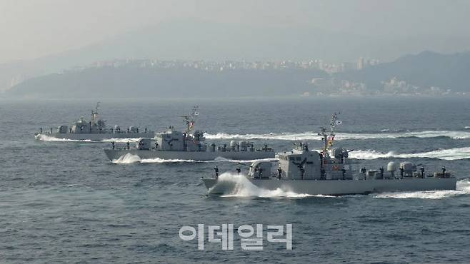 참수리급 고속정(PKM), 전장/전폭/톤수: 37m/6.6m/160톤(만재), 무장: 20㎜·40㎜ 함포 등 (출처=방위사업청)