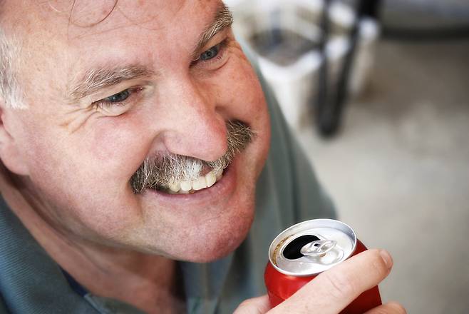 탄산음료 한 캔에 들어있는 인공 감미료를 매일 먹으면 뇌가 1.6년 더 빨리 늙는다는 연구 결과가 나왔다. [사진= 게티이미지뱅크]