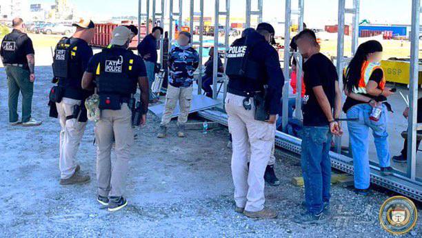 미국 이민 당국이 지난 4일(현지시간) 조지아주에 위치한 현대자동차와 LG에너지솔루션이 공동으로 건설 중인 조지아주 브라이언 카운티 소재 전기차 배터리 공장 건설현장을 급습해 불법체류자 혐의가 있는 노동자들을 체포하는 모습. 미 국토안보수사국(HSI)는 5일 이번 단속으로 475명을 체포했으며, 한국인이 다수라고 밝혔다. (ATF 애틀랜타 X 계정 캡처, 재판매 및 DB 금지) 2025.9.5/뉴스1 ⓒ News1 김진환 기자