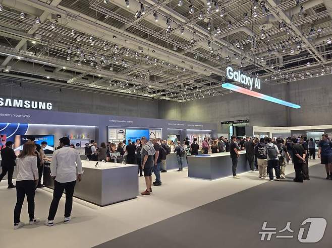삼성전자 IFA 2025 전시장 '갤럭시 AI 존'에 관람객들이 제품을 체험하고 있다. 2025.9.6/뉴스1 ⓒ 뉴스1