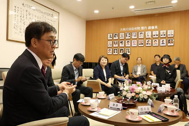 최휘영 문화체육관광부 장관이 5일 서울 서초구 대한민국예술원에서 신수정 대한민국예술원 회장을 비롯한 회장단을 만나 간담회를 갖고 있다..