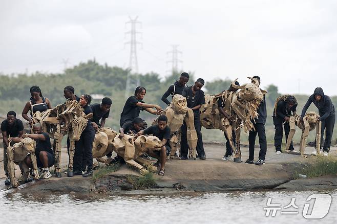 아프리카 콩고에서 기후위기를 경고하는 퍼포먼스를 하고 있는 '무리' 더 허즈(THE HERDS) 팀 ⓒ 뉴스1