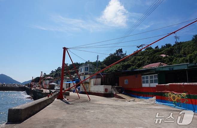 슬도 마을 앞 크레인.  멸치잡이 낭장망을 끌어 올리는 용도다. 2025.9.5/뉴스1 ⓒ News1 조영석 기자