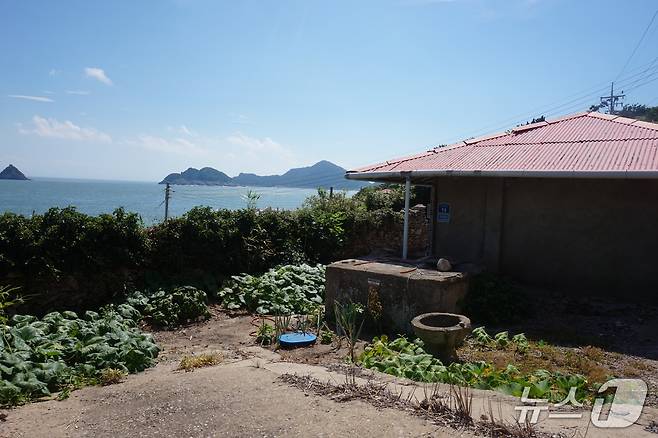 슬도 민가. 바다 건너편으로 독거도가 보인다. 2025.9.5/뉴스1 ⓒ News1 조영석 기자