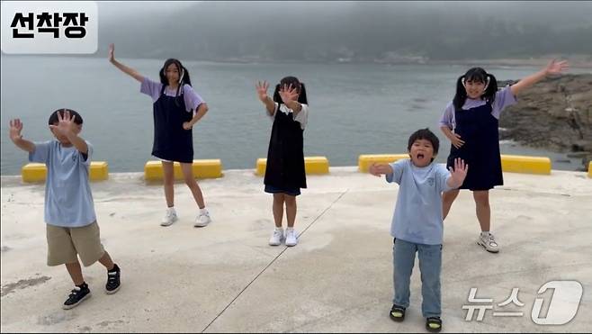 진도서초등학교가사도분교장 학생들이 AI를 활용해 교가를 만들고, 이를 뮤직비디오로 제작했다. 뮤직비디오 제작 모습. (전남도교육청 제공, 재판매 및 DB 금지)/뉴스1