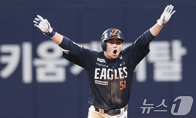 11일 서울 구로구 고척스카이돔에서 열린 '2025 신한 SOL뱅크 KBO리그' 한화 이글스와 키움 히어로즈의 경기, 한화 문현빈이 9회초 1사 2루 상황에서 1타점 2루타를 친 후 세리머니를 하고 있다. 2025.5.11/뉴스1 ⓒ News1 김성진 기자