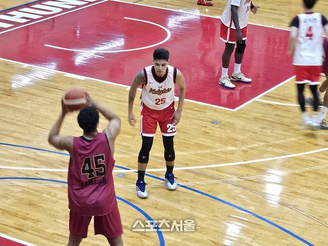 서울 SK 알빈 톨렌티노(가운데)가 5일 가와사키 브레이브 썬더스와 평가전에서 수비하고 있다. 가와사키 | 김동영 기자 raining99@sportsseoul.com