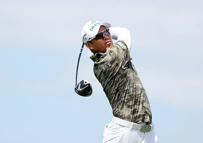 문도엽이 6일 열린 KPGA투어 파운더스컵 3라운드 9번홀에서 티샷을 하고 있다. 사진 | KPGA