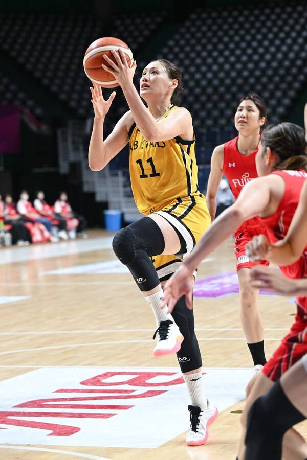 골밑슛을 올려놓는 KB 스타즈 포워드 강이슬. /사진=WKBL