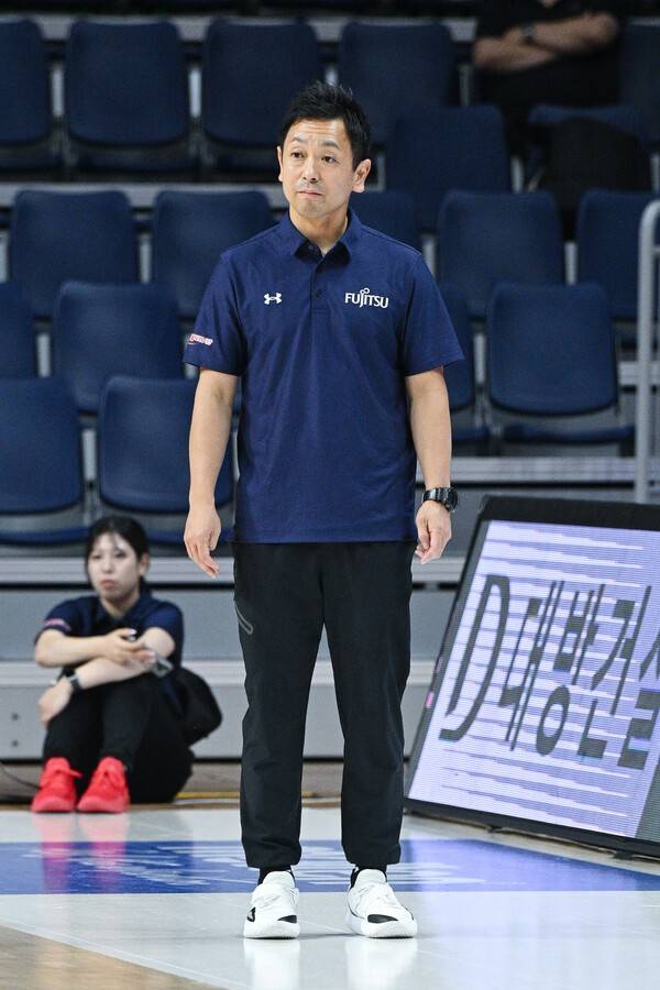 후지쯔 레드웨이브 구사카 히카루 감독. /사진=WKBL