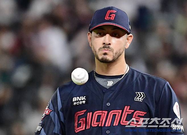 5일 인천 SSG랜더스필드에서 열린 SSG와 롯데의 경기. 4회말 무사 1루. 투수 보크를 저지른 롯데 벨라스케즈. 인천=송정헌 기자songs@sportschosun.com/2025.09.05/