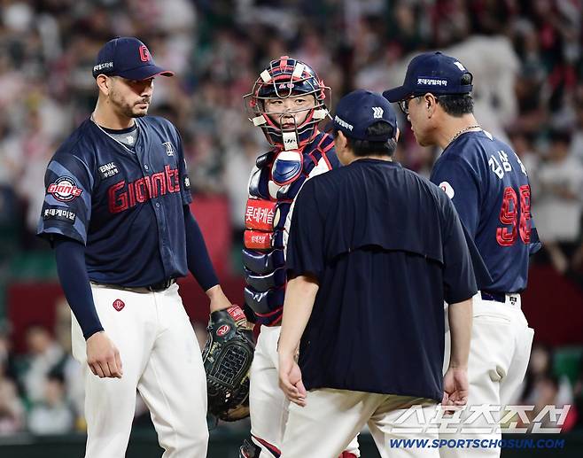 5회말 강판 당하는 벨라스케즈.