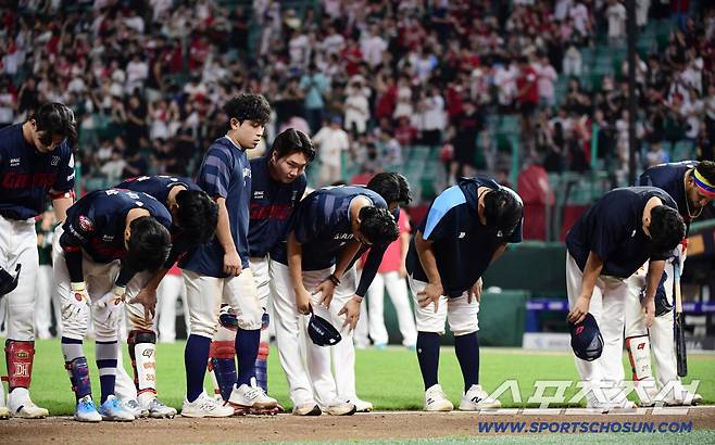 점점 더 멀어지는 가을야구. 경기 종료 후 팬들에게 인사하는 롯데 선수들.