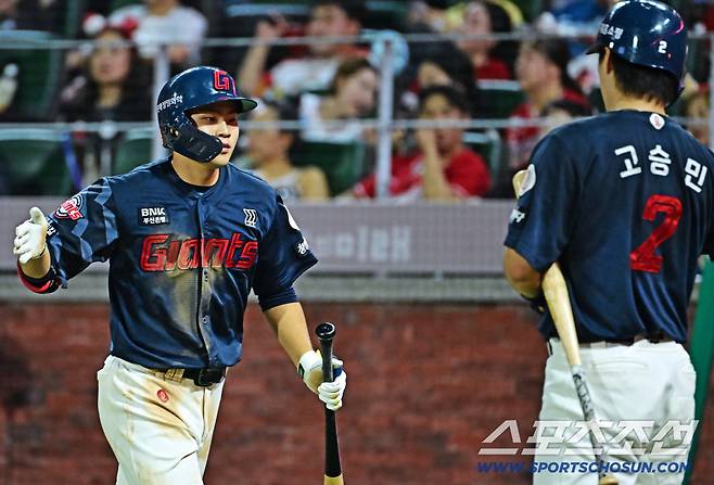 5일 인천 SSG랜더스필드에서 열린 SSG와 롯데의 경기. 6회 SSG 화이트 상대 3점홈런을 날린 롯데 박찬형. 인천=송정헌 기자songs@sportschosun.com/2025.09.05/