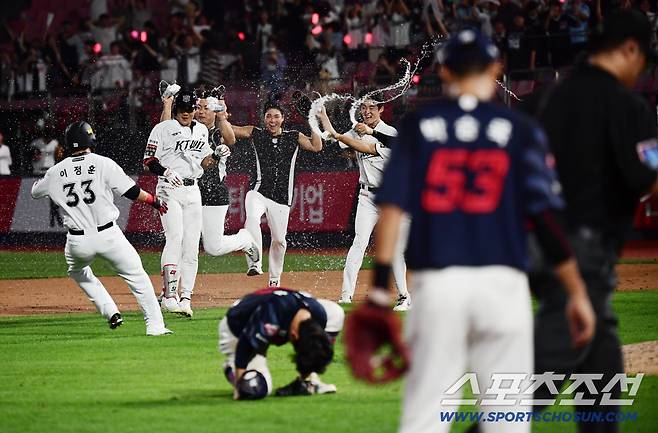 3일 수원 케이티위즈파크에서 열린 KT와 롯데의 경기. 9회말 1사 만루. 장진혁 내야땅볼 타구 때 끝내기 실책으로 승리한 KT 선수들. 수원=송정헌 기자songs@sportschosun.com/2025.09.03/