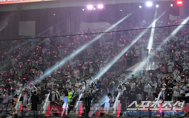 26일 수원KT위즈파크에서 열린 KBO리그 KT 위즈와 삼성 라이온즈의 경기. 관중석을 가득 메운 야구 팬들이 워터페스티벌을 즐기고 있다. 수원=박재만 기자 pjm@sportschosun.com/2025.07.26/