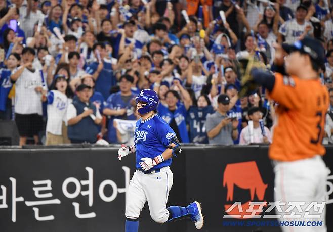 31일 대전 한화생명볼파크에서 열린 삼성-한화전. 3회초 1사 1루 강민호가 투런포를 치자 팬들이 열광하고 있다. 대전=정재근 기자 cjg@sportschosun.com/2025.8.31/