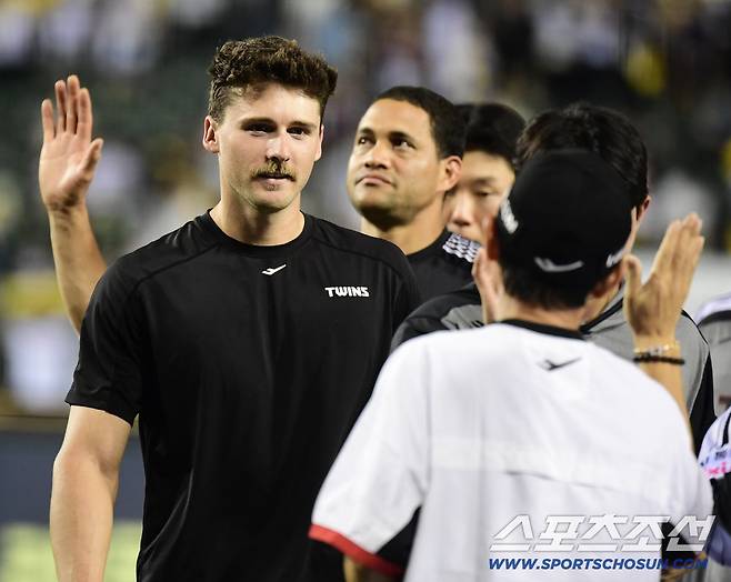 30일 잠실구장에서 열린 LG와 키움의 경기. LG가 키움에 승리했다. 경기 종료 후 하이파이브를 나누고 있는 LG 톨허스트. 잠실=송정헌 기자songs@sportschosun.com/2025.08.30/