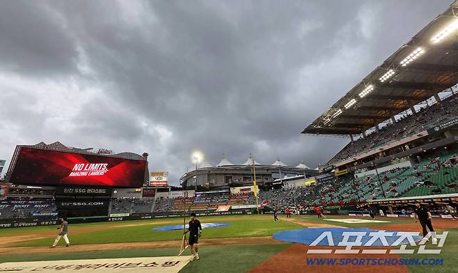 경기 시작 앞두고 폭우 쏟아지며 우천 취소.