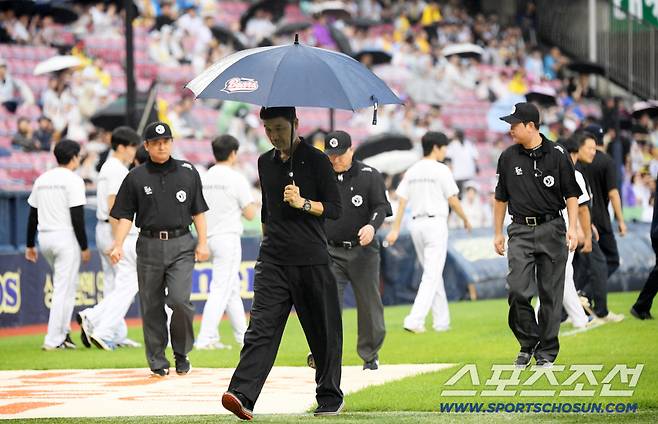 빗줄기가 굵어지자 김시진 감독관과 심판진은 결국 취소를 결정했다.