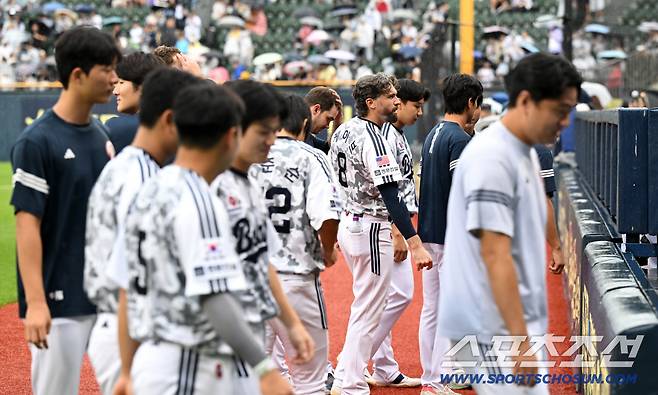 우천 취소 소식에 아쉬워한 두산 선수들.