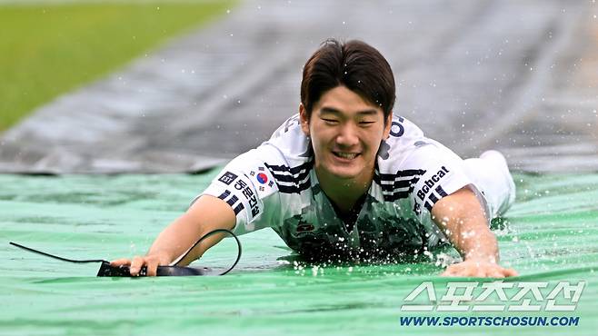 팬들의 마음을 달랜 안재석의 우천 취소 세리머니.