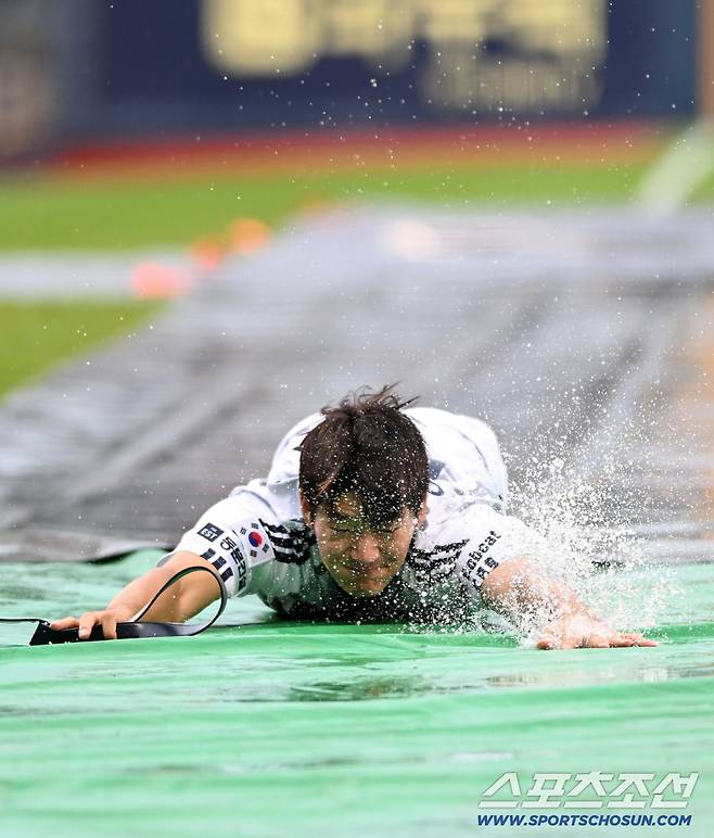 6일 잠실구장에서 열릴 예정이던 두산 베어스와 LG 트윈스의 경기가 우천 취소됐다. 안재석이 우천 취소 세리머니를 하고 있다. 잠실=박재만 기자 pjm@sportschosun.com/2025.09.06/