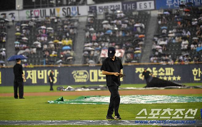 6일 잠실구장에서 열린 두산 베어스와 LG 트윈스의 경기. 갑자기 내리기 시작한 비로 인해 경기 시작이 지연되고 있다. 잠실=박재만 기자 pjm@sportschosun.com/2025.09.06/