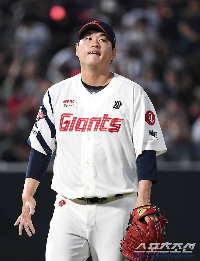 26일 부산 사직구장에서 열린 KT와 롯데의 경기. 2회초 2실점 한 나균안이 아쉬워하고 있다. 부산=정재근 기자 cjg@sportschosun.com/2025.8.26/