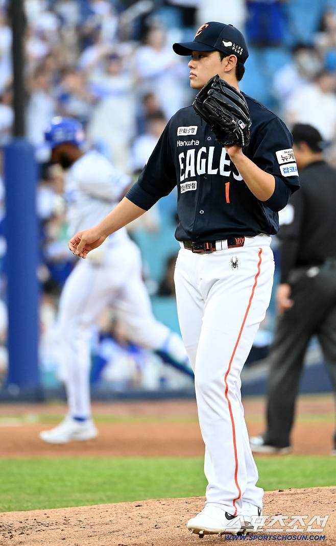 6일 대구 삼성라이온즈파크에서 열린 한화와 삼성의 경기, 2회말 한화 문동주가 삼성 디아즈에 추격의 솔로홈런을 내주며 아숴워하고 있다. 대구=허상욱 기자wook@sportschosun.com/2025.09.06/