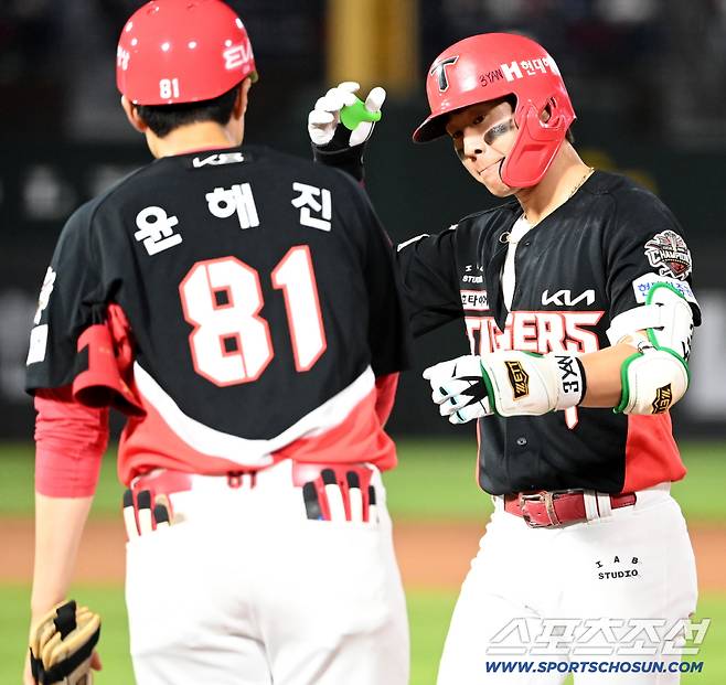 5일 부산 사직야구장에서 열린 KIA와 롯데의 경기, 6회초 박찬호가 안타를 치고 기쁨을 나누고 있다. 부산=허상욱 기자wook@sportschosun.com/2025.08.05/