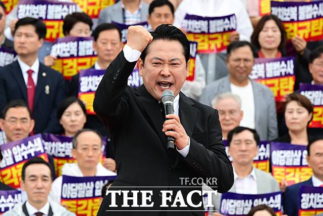 장동혁 국민의힘 대표가 4일 서울 여의도 국회 본관 앞에서 열린 '야당말살 정치탄압 특검수사 규탄대회'에 참석해 규탄사를 하는 모습. /남윤호 기자