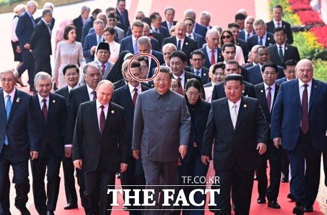 3일(현지시간) 중국 베이징 톈안먼(天安門) 광장에서 열린 전승절 80주년 기념 열병식에 참석한 시진핑 중국 국가주석, 블라디미르 푸틴 러시아 대통령, 김정은 북한 국무위원장 뒤로 우원식 국회의장이 걸음을 옮기고 있다. /베이징=신화.뉴시스