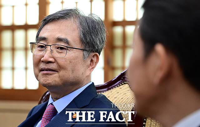 조현 외교부 장관은 미국 당국이 현지공장 건설현장에서 불법체류 단속을 벌여 한국민 300명 이상을 체포한 사건과 관련해 6일 정부서울청사에서 합동대책회의를 열고 "정부가 총력을 기울여 대응키로 했다. 필요하면 워싱턴DC에 직접 가겠다"고 말했다. /임영무 기자