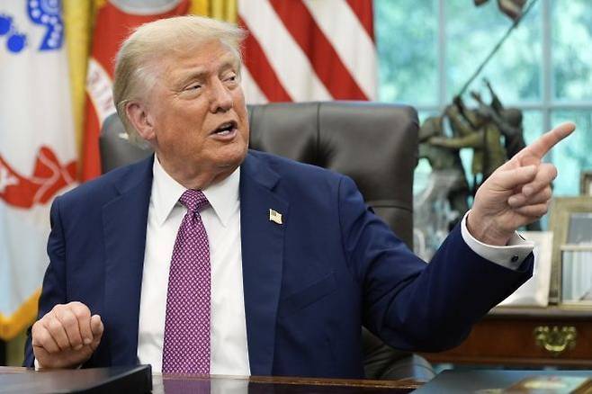 5일(현지시간) 널드 트럼프 미국 대통령이 백악관 오벌오피스에서 발언하고 있다. AP연합뉴스