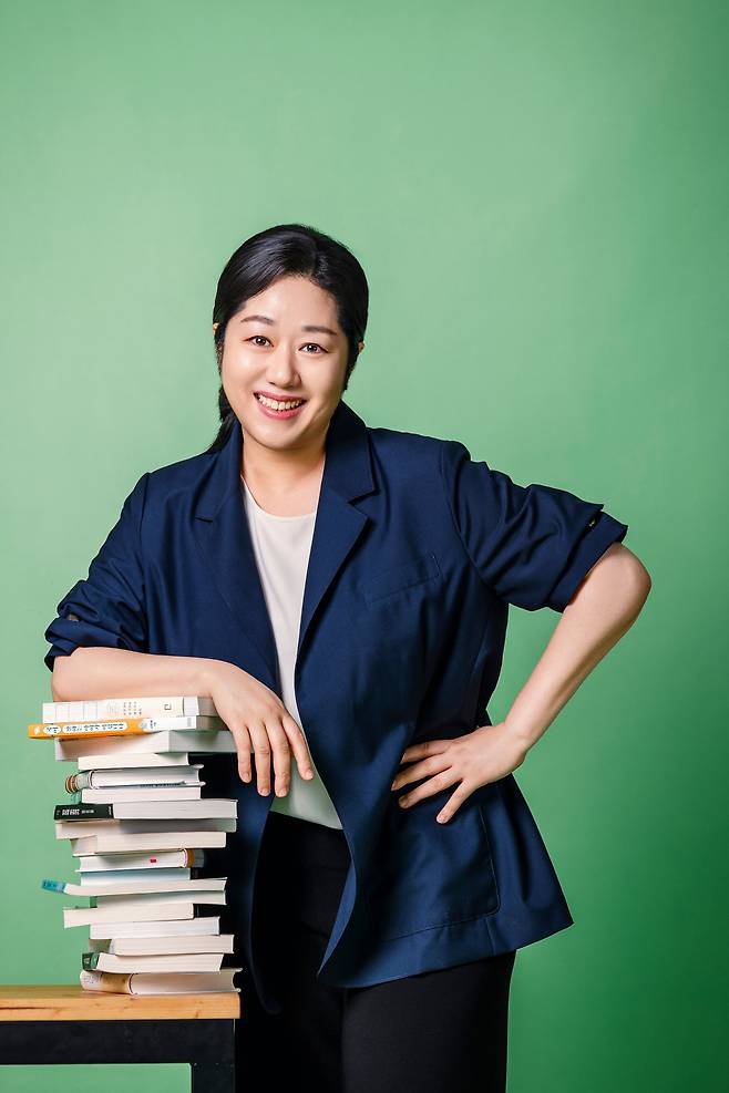 나민애 교수는 최근 초등학생 자녀를 둔 부모들 사이에서 ‘갓민애’ ‘문해력계 오은영’으로 불린다. 인터뷰 날에도 광화문 교보문고에 나 교수가 나타나자 10분도 되지 않아 사인과 사진 촬영 요청이 밀려들었다. /이건송 영상미디어 기자