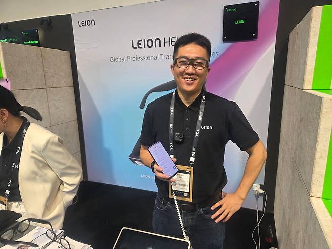 AI가 적용돼 실시간 통역이 가능한 LL비전의 AR 안경./유지한 기자