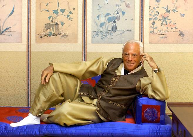 2005년 4월 한국을 방문한  이탈리아 디자이너 조르지오 아르마니가 한복 차림으로 기념촬영을 하고 있다./AFP 연합뉴스