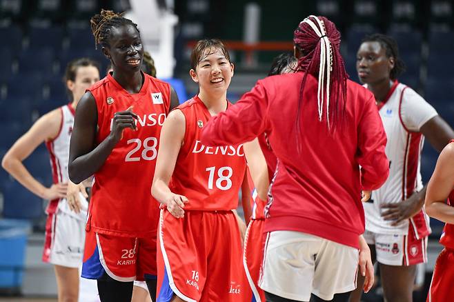 야부 미나미(18번) 등 덴소 선수들이 6일 박신자컵 준결승에서 사라고사를 제치고 결승행을 결정짓자 기뻐하고 있다. /WKBL
