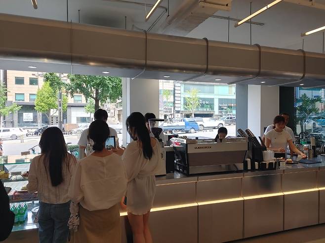 지난 4일 오후 퍼플렉시티 카페 큐리어스를 찾은 손님들이 음료를 주문하고 있다. 이재은 기자