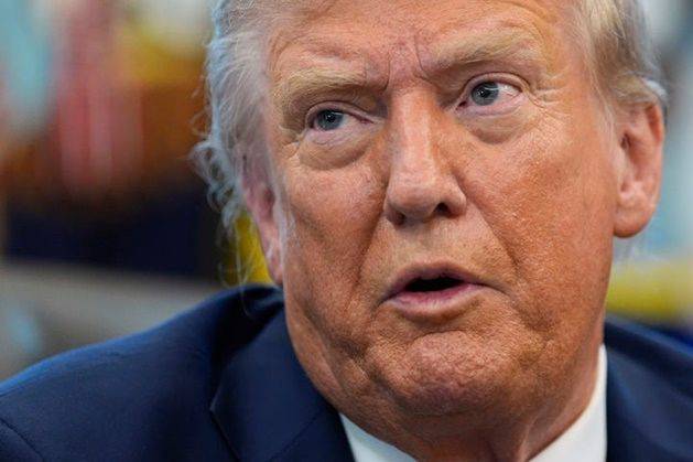 도널드 트럼프 미국 대통령이 5일(현지시간) 미 워싱턴DC 백악관 오벌오피스(집무실)에서 행정명령에 서명한 뒤 발언하고 있다. ⓒ AP/뉴시스