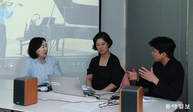서울 서대문구 충정로 동아일보 사옥에서 5일 열린 ‘LG와 함께하는 제20회 서울국제음악콩쿠르’ 예비심사에서 심사위원인 윤경희, 백주영, 김영욱 교수가 지원자들의 영상을 보며 심사하고 있다. 신원건 기자 laputa@donga.com