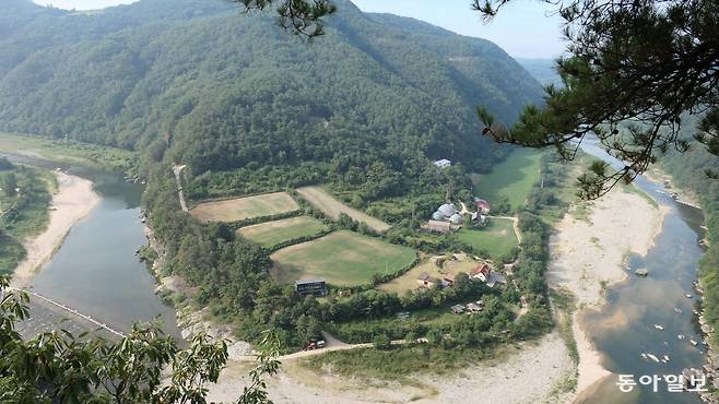 경북 안동시 도산면 가송리 학소대 정상에서 내려다본 맹개마을. 귀농한 50대 부부가 경작한 밀로 소주를 빚는 이 마을은 500여 년 전 퇴계 이황이 ‘그림 속으로 들어간다’며 즐거워하던 그 길목에 있다. 마을 오른쪽을 휘감아 흐르는 낙동강이 퇴계가 시로 읊은 미천장담(彌川張潭), ‘시내를 가득 메운 길쭉한 못’이다.