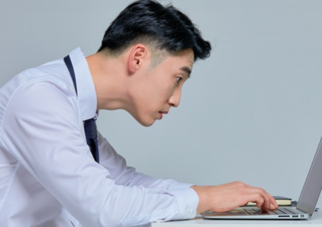 스마트폰과 모니터 사용 습관으로 거북목·일자목·역C자목 환자가 늘고 있다. 전문가들은 각각의 교정법이 달라 정확한 상태 파악과 생활습관 교정이 필요하다고 강조했다. (사진=게티이미지)