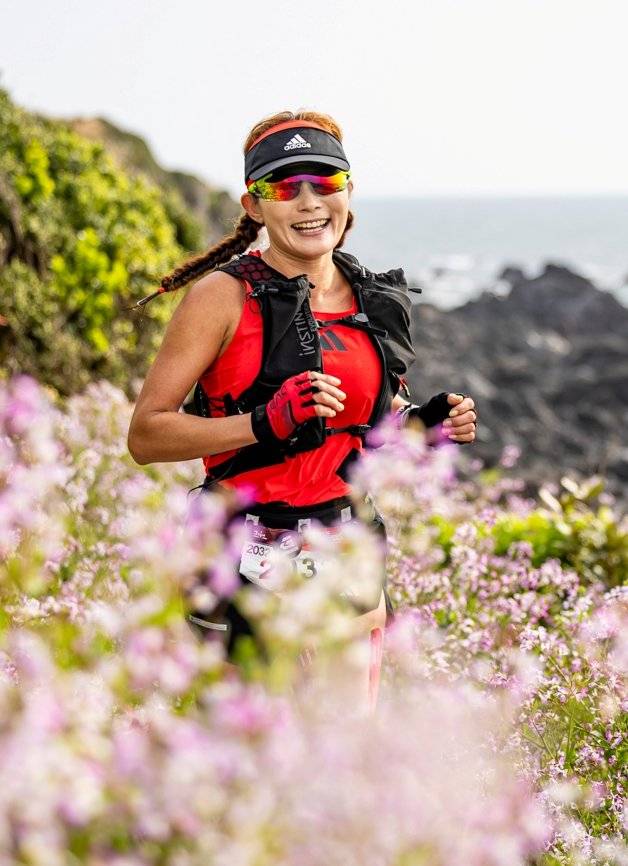 신민아 씨가 올 4월 열린 제주국제트레일러닝 100km에 출전해 즐겁게 달리고 있다. 3구간으로 3일간 나뉘어 열린 이 대회에서 그는 10시간 35분 37초로 여자부 종합 1위를 차지했다. 신민아 씨 제공.