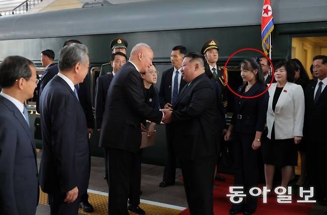 3일 베이징에 도착한 김정은. 그의 딸 김주애가 바로 뒤에 서있다. 평양 노동신문=뉴스1