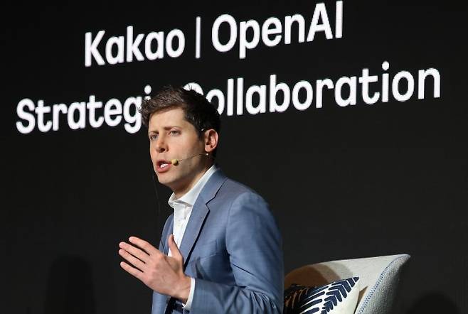 2025년 2월 한국 방문 당시 언론의 질문에 답하는 샘 올트먼 오픈AI CEO. 오픈AI가 8월 8일 출시한 챗GPT의 최신 버전 GPT-5에 대해 올트먼 CEO는 “범용인공지능(AGI)을 향한 중요한 진전”이라고 강조했다. AI의 성능이 AGI에 근접할수록 AI 생성 텍스트를 분석, 판별하는 기술도 더욱 중요해질 것이다. 연합뉴스 제공